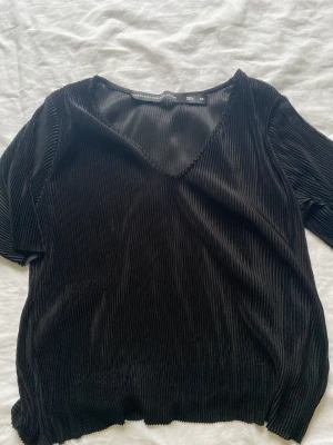 Topp från Lager 157 - Kortärmad tröja från Lager 157. Den är lite genomskinlig, men har man en svart topp under e den super snygg. Räfflat material. Storlek XS men är stor i storleken. Pris kan diskuteras!