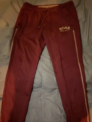 Hugo Boss red joggers - Använd skick