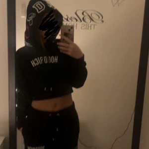 Hoodrich dress - Köpt för ungefär två veckor sen men säljer för ja low key ångrat mig. Har använt den 3 gånger så i helt nyskick. Nypris 1480kr.  Storlek xs i båda