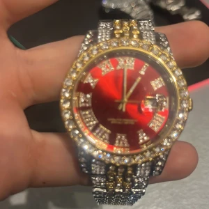 Snygt iced out klocka - En snygg iced out röd klocka. Köpte den i spanien på en marknad för 700kr. Priset kan diskuteras vid snabb affär!