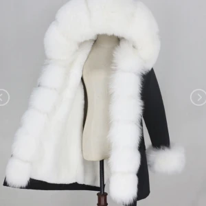 Vit pälsjacka  - Helt oanvänd jacka i storlek S! Väldigt fin och inköpt från femenina.  Äkta rävpäls och jackan är 90cm lång Kan posta paketet med postförskott, dvs att kunden betalar när paketet är framme 😄  Originalpriset är över 3000, så lägg inga skambud <3 