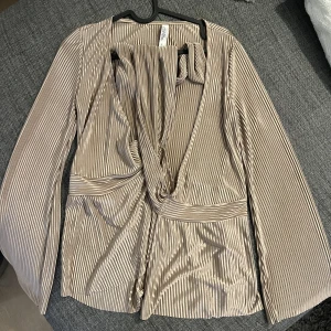 Bubbleroom Poppy Plissé Top Black - Poppy Plissé Top Black. Storlek S. Aldrig använd för liten för mig.