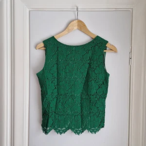 VINTAGE grön topp i spets - Klar ärtgrön färg och spets - hur tjusig är inte den här?! Innerfoder i silkigt tyg.  Ingen knäppning. Man drar den helt enkelt över huvudet.  Ingen stretch i tyget. Passar gissningsvis stl S / M / 36 / 38. Uppfattas inte vara jätterymlig vid bysten.  