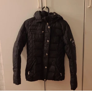 Rock and blue zora vinterjacka - Rock and blue jackan är i modell zora i storleken 34 och är i bra skick. Tyvärr så har jag inte kvar pälsen på luvan, så medföljer ingen päls till jackan. Nypris 3000+ säljer den för 800 då pälsen saknas därmed. Köparen står för frakten. 69 kr.