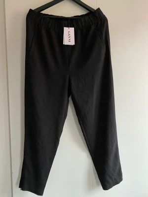 Ganni Clark pants  - Nya/oanvända snygga byxor från Ganni stl.42 Resår i midjan och dragkedjor vid benslut.