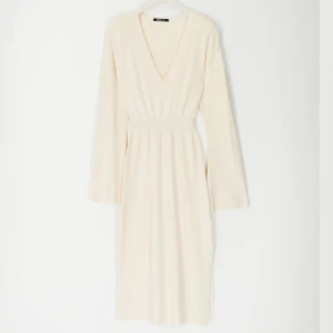 Stickad klänning - Säljer denna dröm i storlek S, sitter supersmickrande på kroppen och har axelvaddering. Superskön och rejält tyg! Endast använd en kväll 💕⭐️ Nypris är 599kr