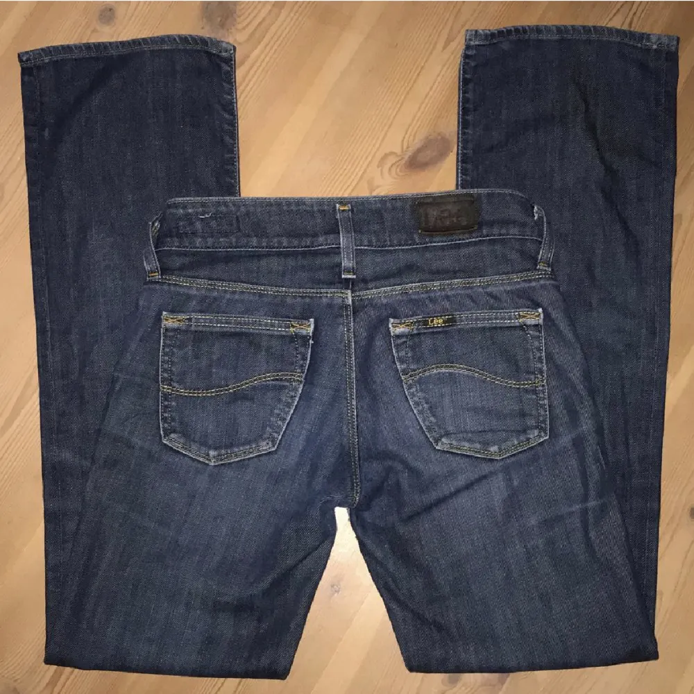Mörkblå lågmidjade lee jeans. I fint skick🥰. Jeans & Byxor.