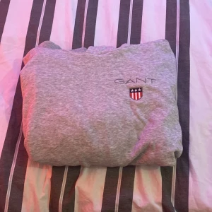GANT hoodie - En äkta gant hoodie i storlek 158/164 har bara använt ett fåtal ggr då den inte var min stil, ganska så tunt material. tänker mej 200 kr för den Den har ett litet hål på ena ärmen längst ner men det är absolut inget man tänker på och är lätt att laga 