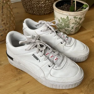 Puma sneakers - Snygga sneakers i stl 41, men passar en 40 bättre, därav att jag säljer dem. Köpta för ett år sedan, sparsamt använda eftersom dem var lite för små.