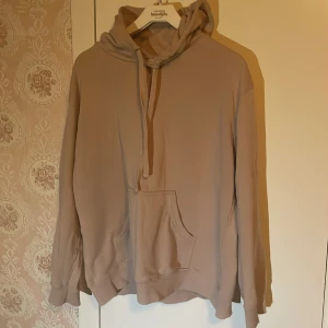 hm basics hoodie - säljer då den är för stor för mig💕 den är typ en blandning av ljusrosa och beige💗 den är lite tunnare än en vanlig hoodie men jätteskön!!