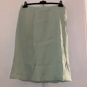 Sage/ljus grön midi kjol 