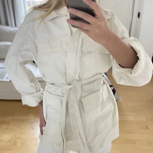 Overshirt - En så snygg beige overshirt från other stories! Använd enbart ett fåtal gånger, storlek S🤍 frakt tillkommer!