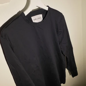 Our Legacy Långärmad T-shirt  - Hej, säljer min långärmade t-shirt från Our Legacy. Den är i jättebra skick och är superskön att ha på sig. Storlek 48 vilket motsvarar Medium. Nypris va runt 1500. Priset är inte hugget i sten. Hör av dig vid frågor
