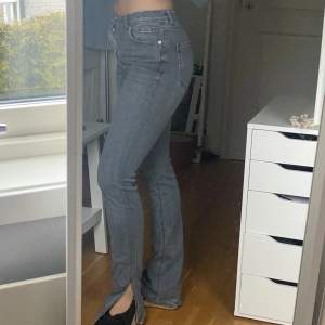Säljer dessa zara jeans med slit. Supersköna och bra passform. Långa i längden, så jag som är 165cm måste ha plattform eller klackar. Slitna längst ner på byxkanterna pga detta. Annars i fint skick. 