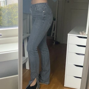 Jeans med slit - Säljer dessa zara jeans med slit. Supersköna och bra passform. Långa i längden, så jag som är 165cm måste ha plattform eller klackar. Slitna längst ner på byxkanterna pga detta. Annars i fint skick. 
