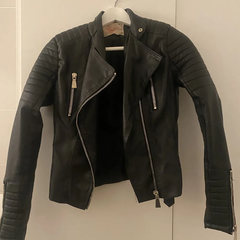 Den populära skinnjackan ”moto jacket” från chiquelle. Som ny. Knappt använd. Storlek 38 men passar även 36. Jackor.