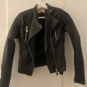 Den populära skinnjackan ”moto jacket” från chiquelle. Som ny. Knappt använd. Storlek 38 men passar även 36