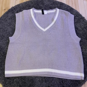 Stickad väst från H&M - Lila stickad väst från H&M i storlek S. Väldigt varm och mysig. Jättefint skick och aldrig använd. 