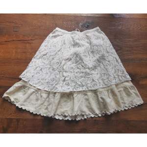 Romantisk kjol med tunt fleece liknande tyg, spets och broderad kant ✨🌹🍋🌹✨