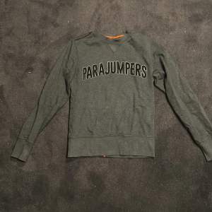 Säljer en parajumper sweatshirt använd 1 gång. Original pris 1400kr 