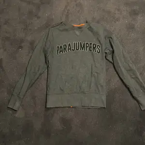 Säljer en parajumper sweatshirt använd 1 gång. Original pris 1400kr 