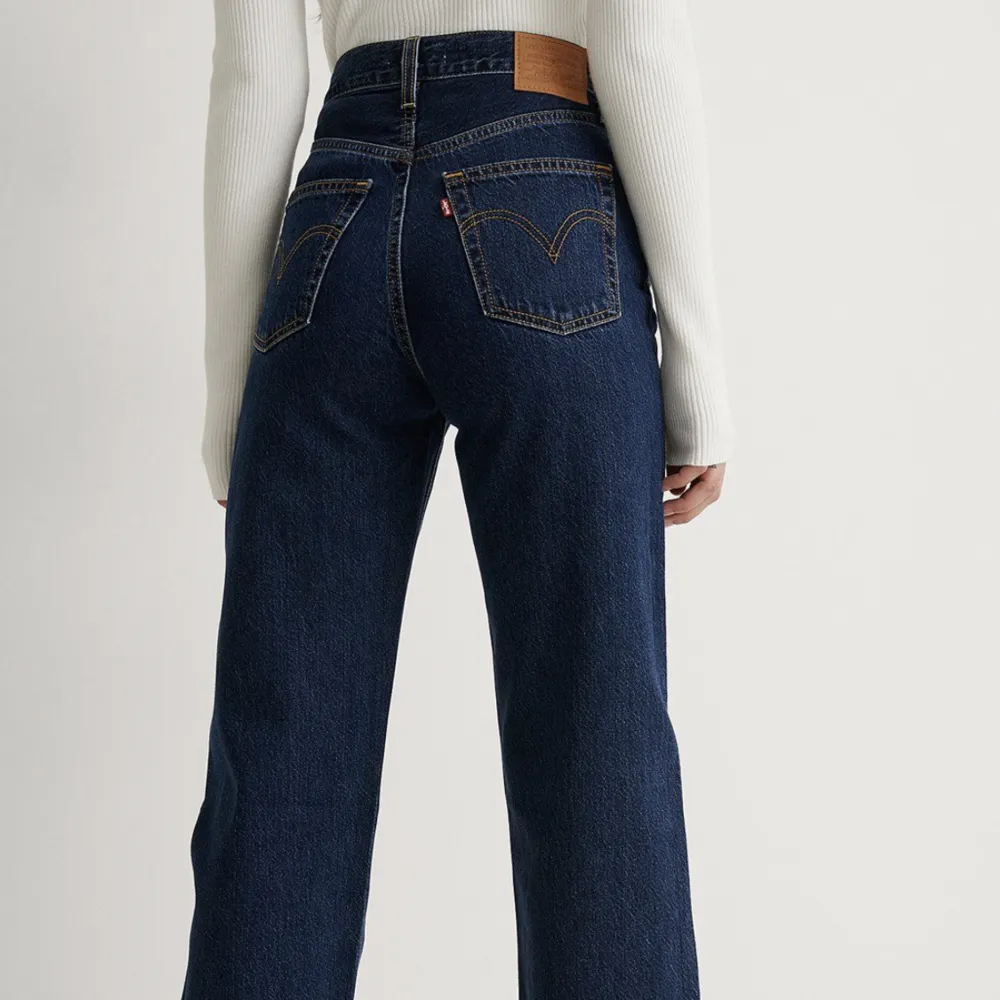 Ett par supersnygga Levi’s jeans. Ribcage straight i en fin mörkblå färg. De är sparsamt använda under 1 år och köptes för 1200:-. Jag säljer de på grund av att de tyvärr inte passar längre. Jeansen är i storleken W24 L29. Jeans & Byxor.