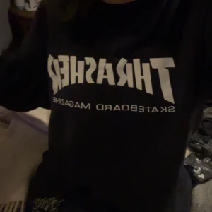 Äkta thrasher långärmad tröja - Äkta Thrasher långärmad. Unisex. Köpt för några år sedan, knappast använd. Storlek M. Möts upp i Sundsvall eller skickas!