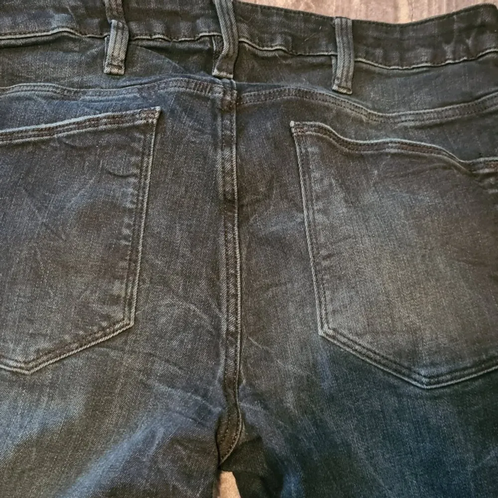 G-star bikerjeans. Använda 2 gånger. Marinblåa något stentvättade. 1499 kr i nypris. Storlek 27 i midja och 32 i längden.. Farkut & Housut.