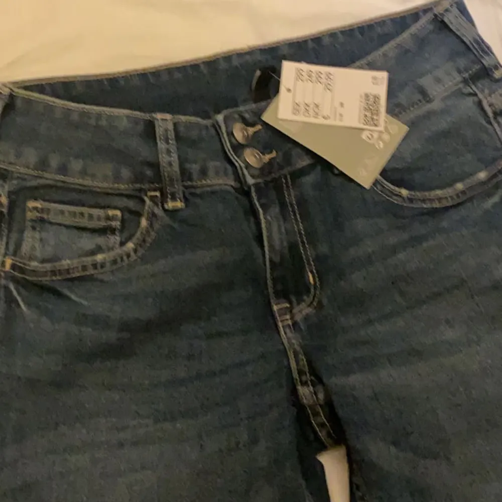 Helt slutsålda lågmidjade jeans från hm, dom är helt nya och oanvända med lappen kvar, köptes för 4 dgr sen o säljer pga att jag ångrat mig💕dom är väldigt eftertraktade!. Jeans & Byxor.