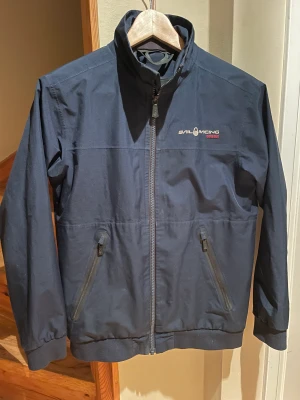 Sail Raicing vårjacka - Sail Raicing vårjacka Lumber ocean gtx Använd ett fåtal gånger, så nyskick - vattentät - vindtät - andas - mudd vid ärmslut och nedtill