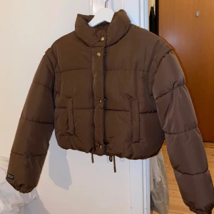 Bershka vinterjacka  - Kort vinterjacka från Bershka, använd 3 gånger. 