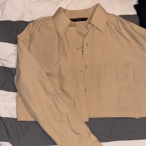 Crop top  - Kort skjorta, köpt på Nelly.  Använd en gång 