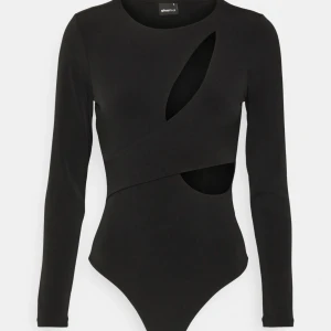 Body - Body med ”cutouts” från Gina i storlek XS, aldrig aldrig använd prislapp kvar 