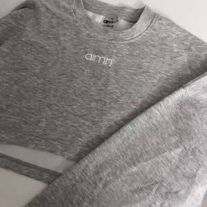 Aimn croptop - Supersjuk långärmad tröja i nyskick! Storlek L, passar m/l. NU 90kr!