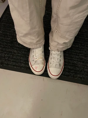 Converse🤍 - Converse andvänd 5 gånger innan! Lite besvär en rosa fläck på ena skon! 