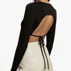 Svart Open Back Body - Säljer denna svarta open back bodyn från Gina Tricot som nu har gått ur sortimentet. Säljes för 80kr + frakt. Storlek S