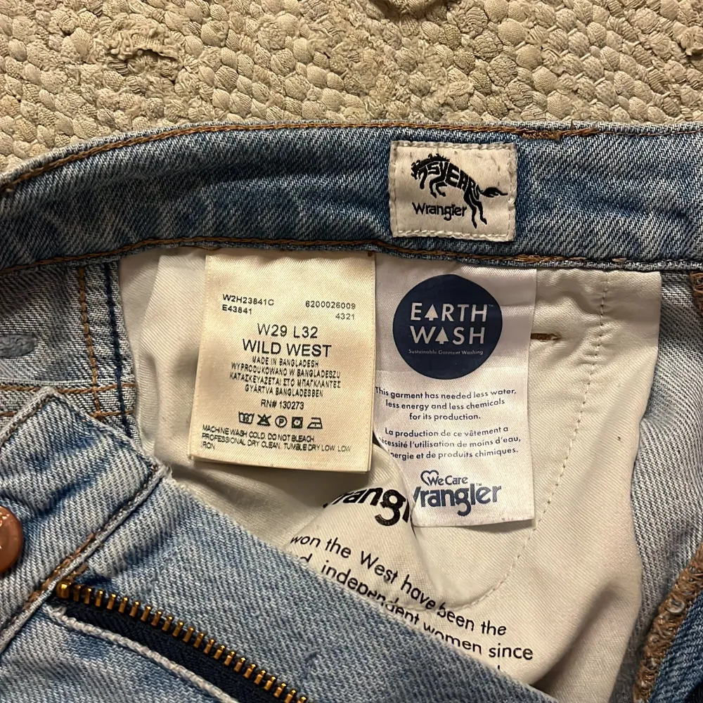 Jeans ifrån wrangler i modellen west. Storlek 29/32. Ljus tvätt! Ordinarie pris 900kr Säljer pga inte använder längre!  Köparen står för frakten! . Jeans & Byxor.