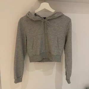 Shein Hoodie - Shein Hoodie som är väldigt mysig och skön. Färgen är grå och storleken är S. Nypris: 200kr.