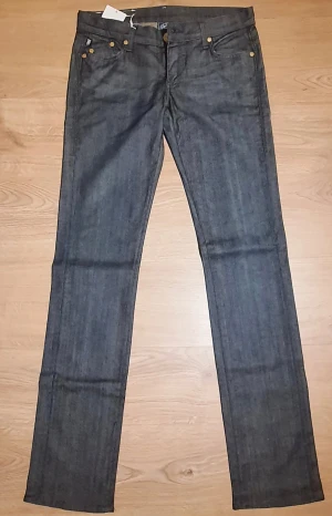 Rock & Republic Victoria Beckham jeans - Rock & Republic Victoria Beckham jeans. Modellen heter "Stockholm Crown" och har stora guldfärgade kronor på fickorna. Storlek 28. Väldigt mörkt blå. Helt nya och oanvända pga att de var för små från början. Prislappen sitter kvar, nypris 4400 kr!