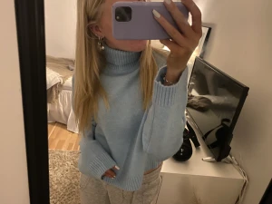 Stickad tröja - Blå stickad tröja med krage. Är från Gina Young och det är en barn storlek men sitter som en S. Helt ny. 