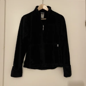 The North Face fleecetröja half zip XS - En varm fluffig fleecetröja från The North Face. Tröjan har en ficka framtill och krage med dragkedja. Storlek XS, normal i storlek. Tröjan är använd men i fint skick.