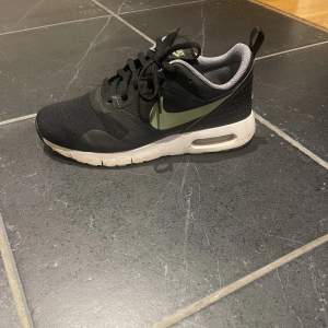 Snygga och fräscha skor från Nike. Bra skick på skorna, passar både tjej och kille. Storleken är 36, UK 3,5. Priset på skorna kan diskuteras. Ordinarie pris 999kr. 