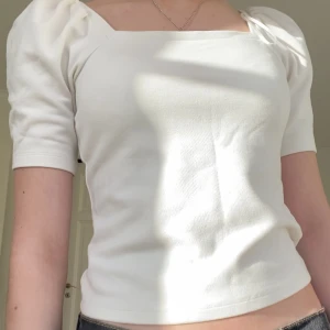 Topp med puffärmar - Så söt topp, älskar men inte min stil längre. Mycket bra skick. Fraktar (vikt ~ 150 g) eller möts upp i TC.