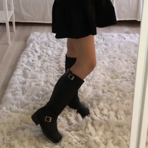 Johnny bulls guld  - Säljer nu mina extremt snygga stövlar från Johnny bulls i storlek 38, svarta med gulddetaljer!!! Skriv för bilder på skicket 😚 HELT OANVÄNDA!! Precis som nya!! Nypris: 2100 kr. så snyggt till en volangkjol elr liknande ❤️‍🔥första bilden är lånad, resten mina