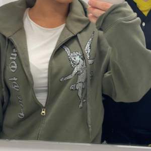 Militär grön One of One hoodie i strl XL, jätte bra skick. Har tröttnat på den