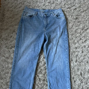 Junkyard jeans  - Skitfina jeans från junkyard i storlek l, aldrig använda då de ej passade mig💗💗✨nyskick, köparen står för frakt 