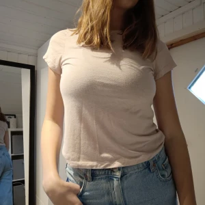 Beige T-shirt - Jag säljer en beige T-shirt från Bik bok. Sitter som xs och s, jag själv bär M i vanliga fall<3 skriv om ni undrar något!