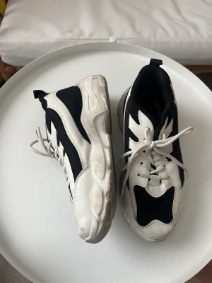 Sneakers - Svarta och vita chunky sneakers. Lite stora i storleken