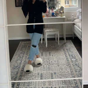 byxa - jätte snygga blåa jeans med hål på knäna. köpt för 399kr från Gina Tricot, säljer för 200