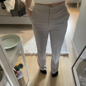 Randiga kostymbyxor  - Randiga kostymbyxor som inte kommer till användning. Långa på mig som är 165